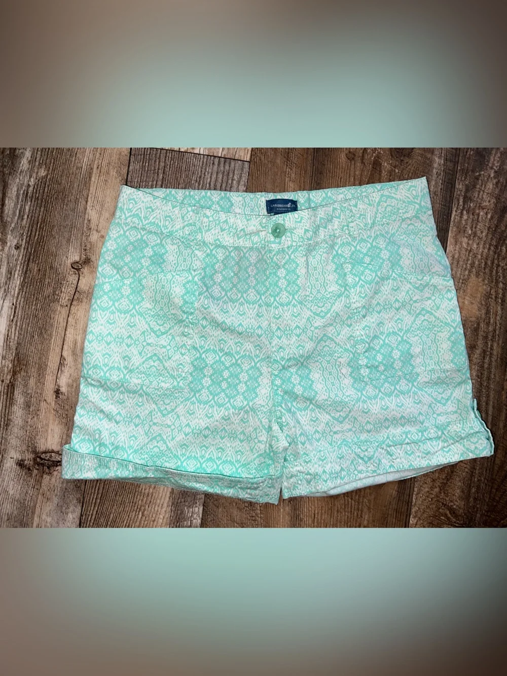 NWT - Caribbean Joe - Patterned Women’s Shorts w/ cuffed bottom